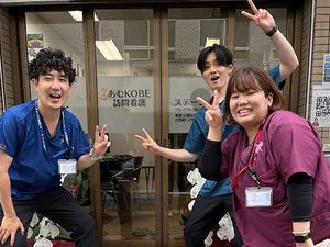笑顔のスタッフと入口  