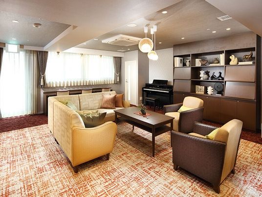 落ち着いた雰囲気のラウンジ