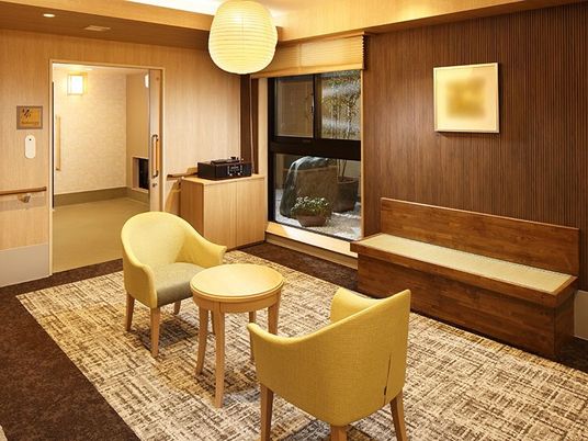 暖かみのある待合スペース