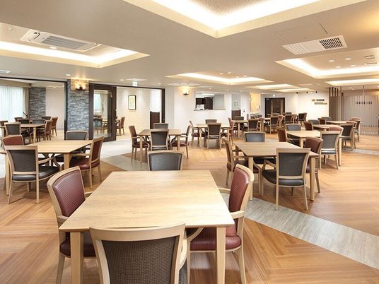 広々とした明るい食堂