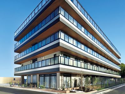 モダンな建物の外観