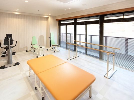 明るいリハビリ室