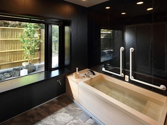 モダンな設計の浴室