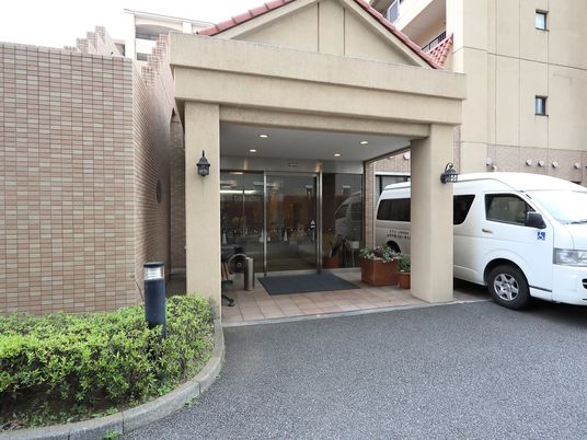施設のエントランス