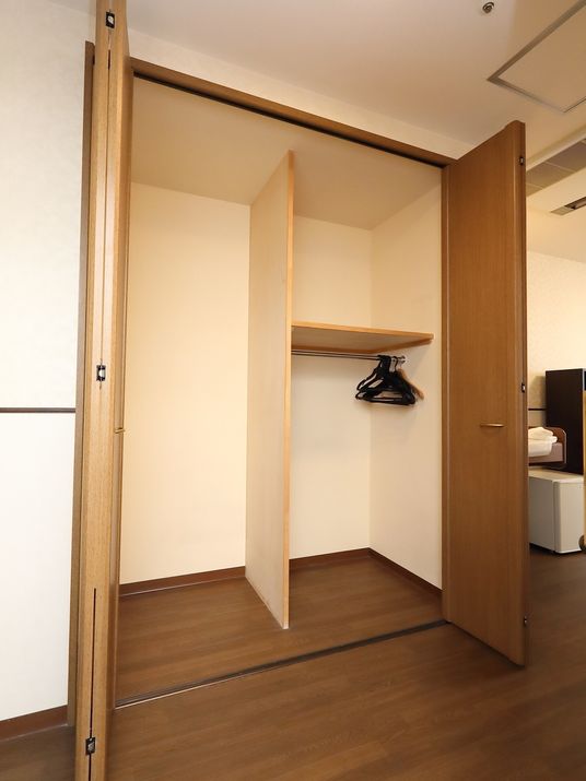 整然とした洋室のクローゼット