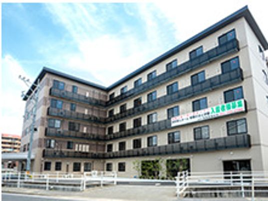 多階建ての明るい外観
