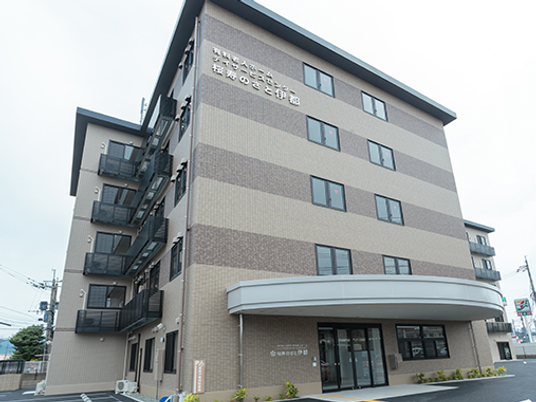 5階建ての建物外観  