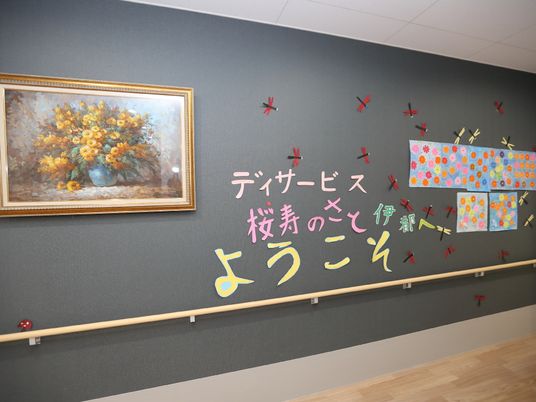 アートが飾られた廊下