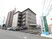 明るい外観の建物