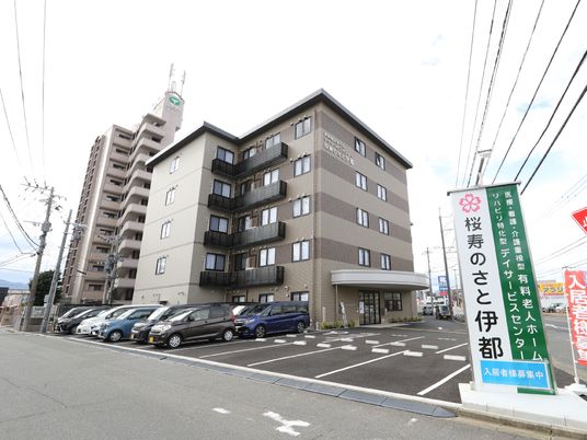 明るい外観の建物