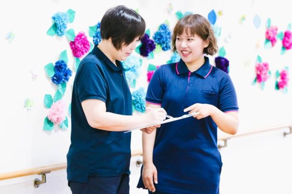 明るい廊下での会話