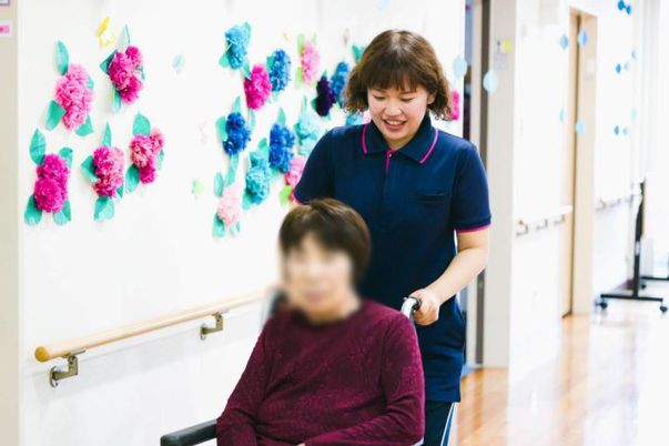 笑顔で働くスタッフの廊下