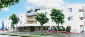 白い建物が並ぶ施設外観