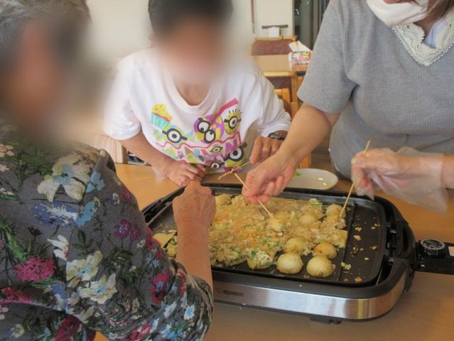 調理風景のダイニング ダイニングルーム 住人が交流を楽しみながら料理に取り組めるスペースです。リラックスした時間を過ごせます。