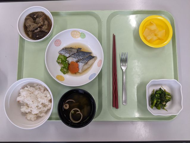 栄養バランスの良い食事 食堂 栄養満点の食事が用意されており、健康的に働くことができます。和食中心のメニューです。