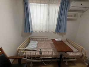 居室のケアベッドとテーブル