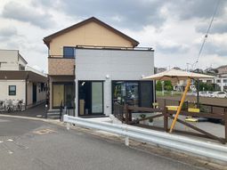 明るいエントランスと庭