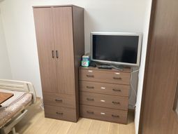 個室の家具とテレビ