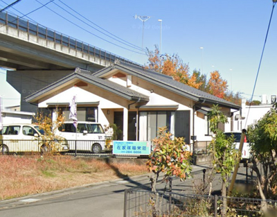 駐車場付きの建物外観