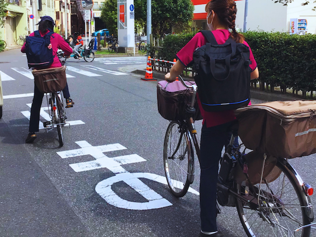 快適な移動中の様子 スタッフイメージ 職場への移動中も快適です。スタッフ同士の交流が進みます。