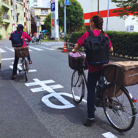 快適な移動中の様子 スタッフイメージ 職場への移動中も快適です。スタッフ同士の交流が進みます。