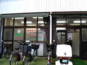 自転車が並ぶ出入口  