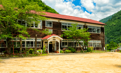 広々とした外観の建物