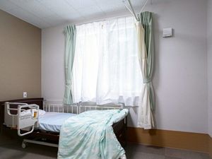 明るい居室のベッド  