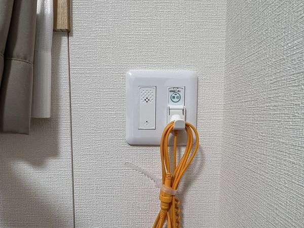 壁に取り付けられたコールボタン