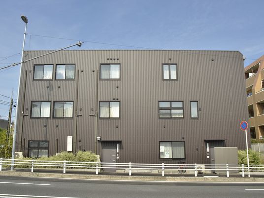 落ち着いた色の建物