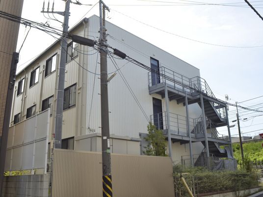 白い建物外観