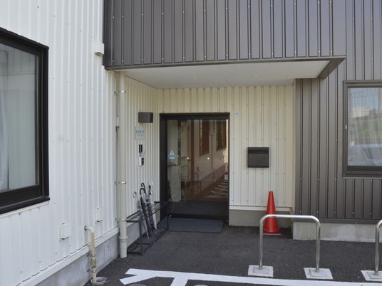 落ち着いた外観のエントランス