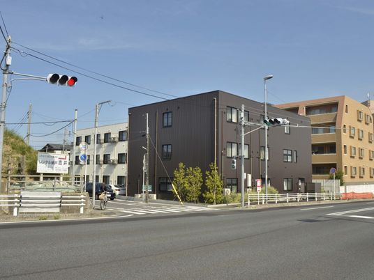 交差点前の外観