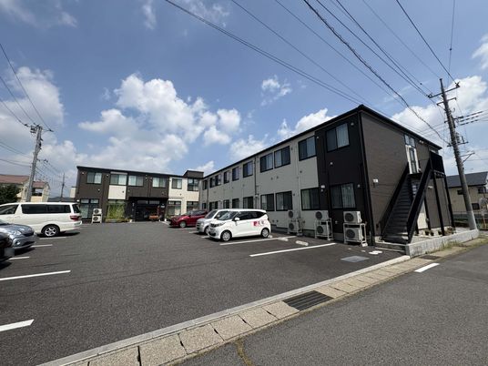 駐車場と建物外観