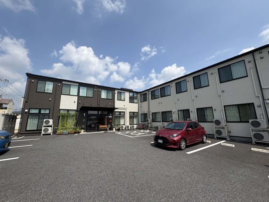 駐車場がある建物外観