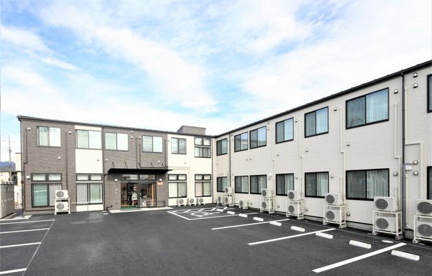 広々とした建物のエントランス