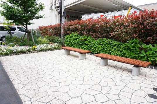 中庭のベンチと草花