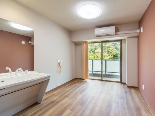 明るい洋室の居住空間
