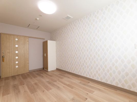 シンプルな壁紙の居室