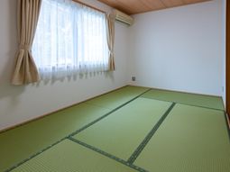 明るい和室の居室