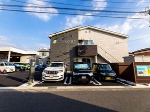 施設の外観と駐車場