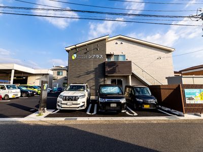 施設の外観と駐車場