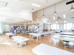 明るい機能訓練室  