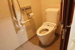 バリアフリーのトイレ設備