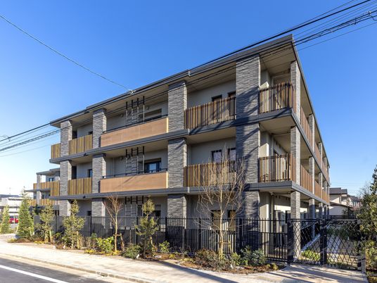 モダンな外観の建物