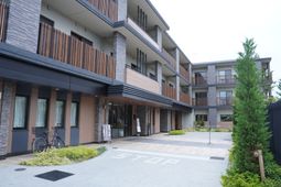 清潔感ある建物のエントランス