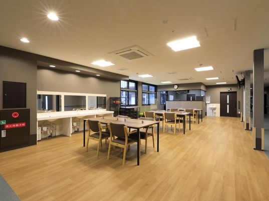 広々とした明るい食堂