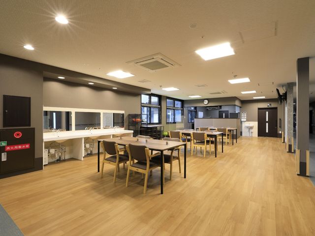 広々とした明るい食堂 リビングダイニング ゆったりとした食卓が配置され、居心地の良い空間での食事が楽しめます。明るく開放的な雰囲気は、心身のリフレッシュにも繋がります。