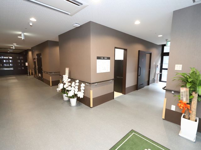 廊下の明るい雰囲気 廊下 手すり完備で安全性に配慮した、ゆったりとした廊下です。明るく開放的な空間で、皆様の安心した毎日を支えます。
