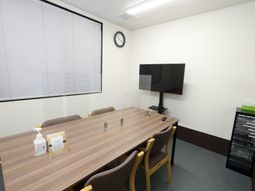 会議用テーブルとモニター設置